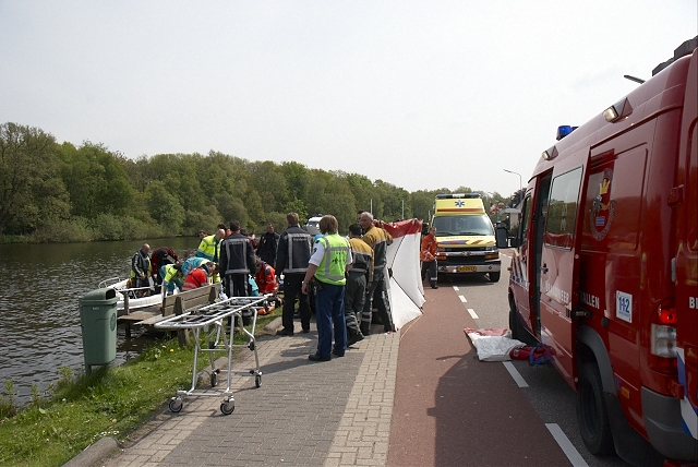 2010/111/20100515 010 Persoon te water Nieuwemeerdijk.jpg